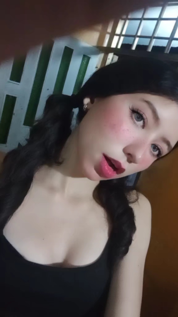 Verified member Aleja — live video chat preview